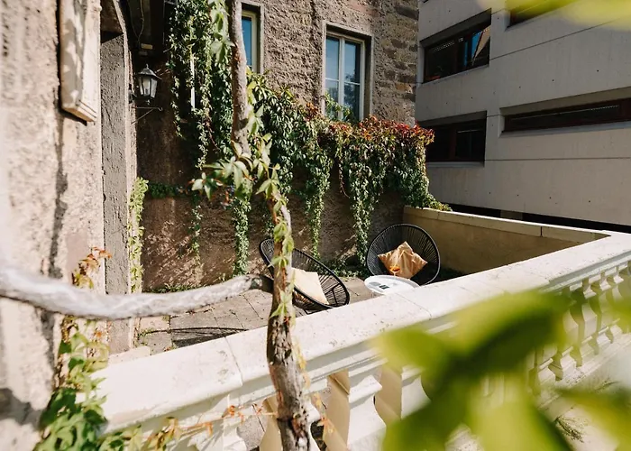 Appartement Residenz Bella Italia: Charming City-Center Stay with Balcony