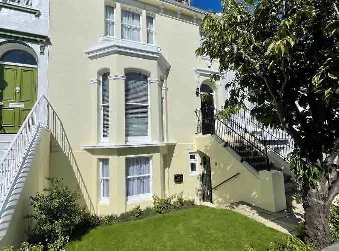 Garden Flat In 'Little Chelsea'