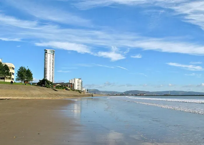 Stunning Ocean & City View Apt