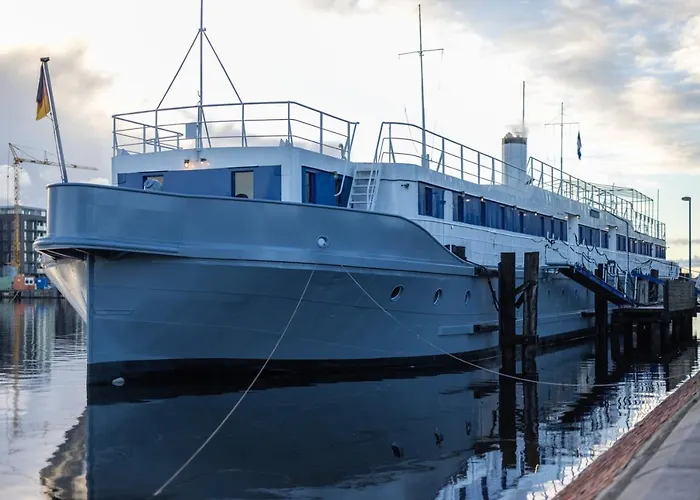 Arcona - Uebernachten Auf Dem Wasser - Direkt Am Bontekai