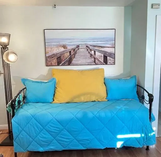 Santa Barbara Serenity Large 1-Bedroom Guest Apt.