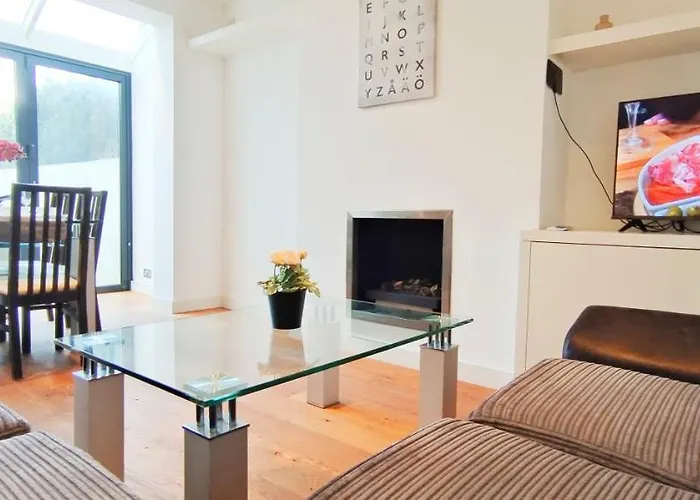 4 Bedroom House With Garden And Parking In Acton