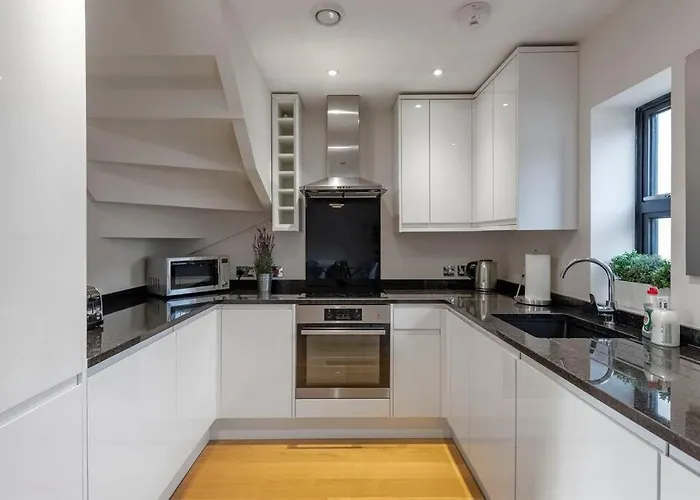 Fantastic 3-Bed House With Parking