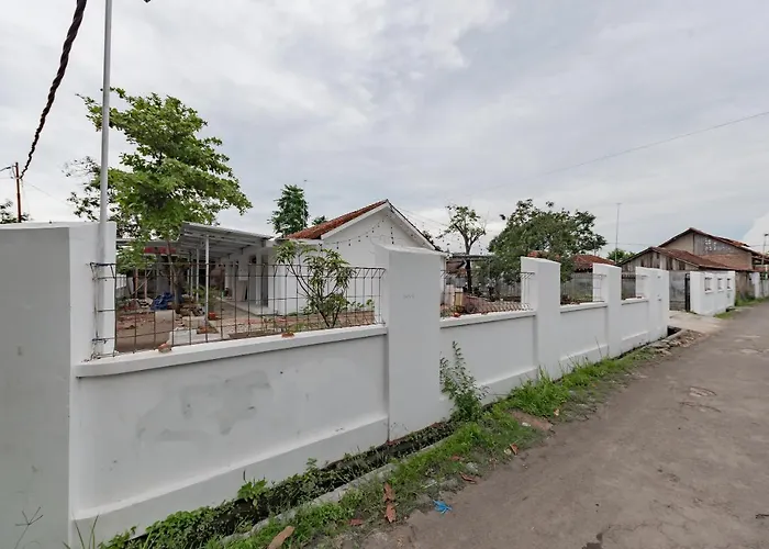 Reddoorz Syariah Near Alun Alun Ciledug Cirebon
