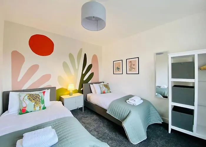 Usnooz I Charming 4-Bed Halifax Home With Garden