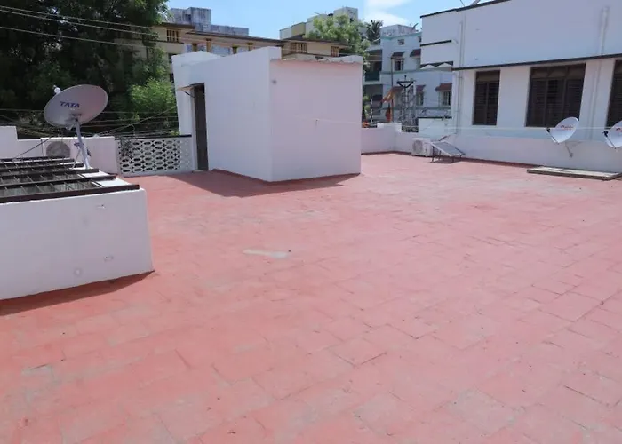 Heritage Home With 3 Bed/3 Bath With Kitchen In A Residential Neighborhood.