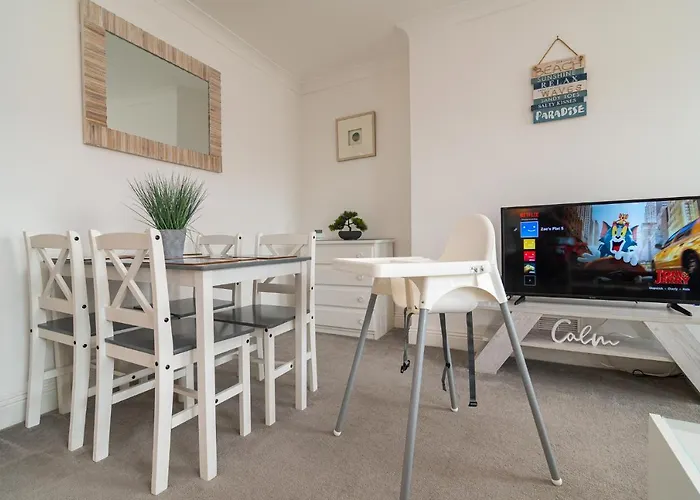 Light & Airy 1-Bed, Town Centre, Near Beach
