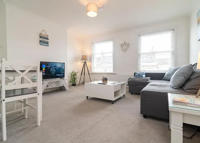 Light & Airy 1-Bed, Town Centre, Near Beach