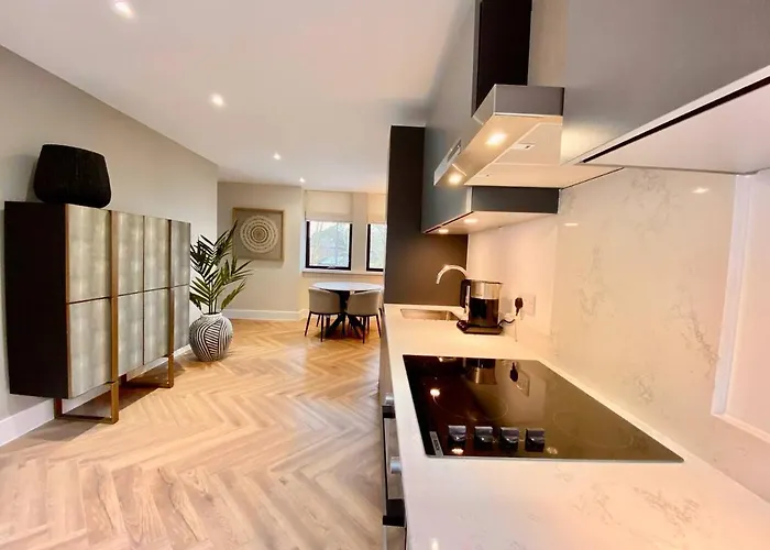 Queen Annes Court Luxury Apartment On High Street