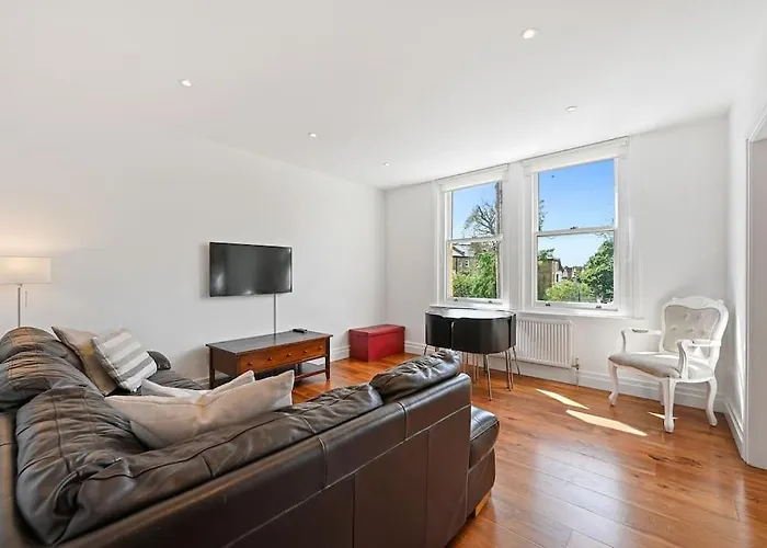 Ealing Broadway - Lovely 2-Bedroom Flat With Offstreet Parking