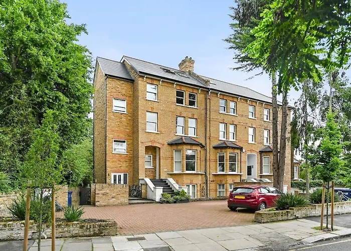 Ealing Broadway - Lovely 2-Bedroom Flat With Offstreet Parking