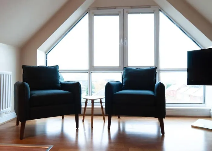 Caribou Suite-Bright & Spacious 2-Bed, Gated Parking, Close To City & Hospital