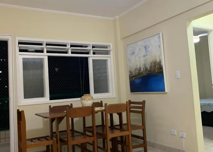 APARTAMENTO NA PRAIA GRANDE A 200 MÉTROS DA PRAIA, CONFORTÁVEL ESPAÇOSO WIFI 350 Mega TV Claro, ÓTIMA LOCALIZAÇÃO