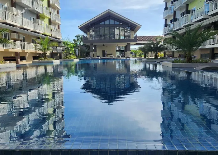 Condo Azur Suites: Stylish Airport Retreat with Netflix & Luxe Pool