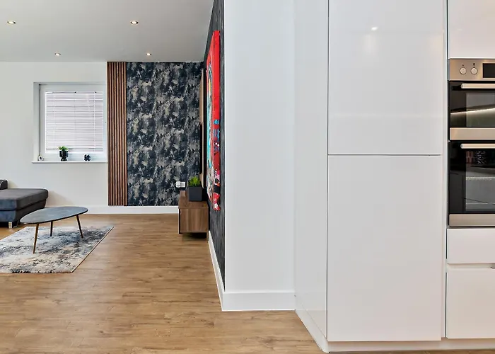Airport Oasis: Luxury Suite with Free Parking