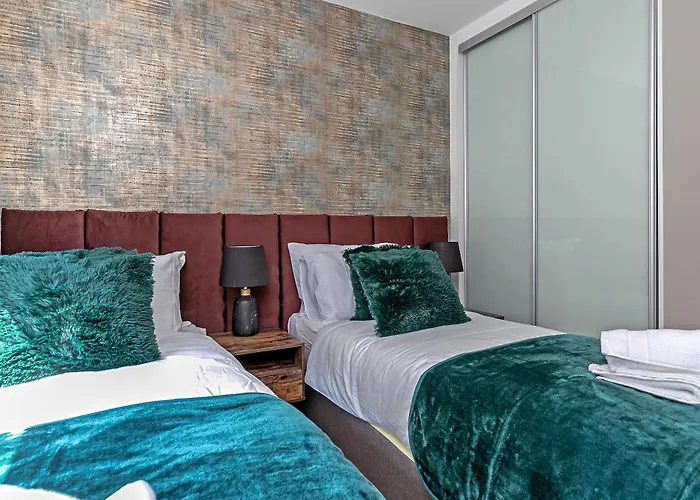 Airport Oasis: Luxury Suite with Free Parking
