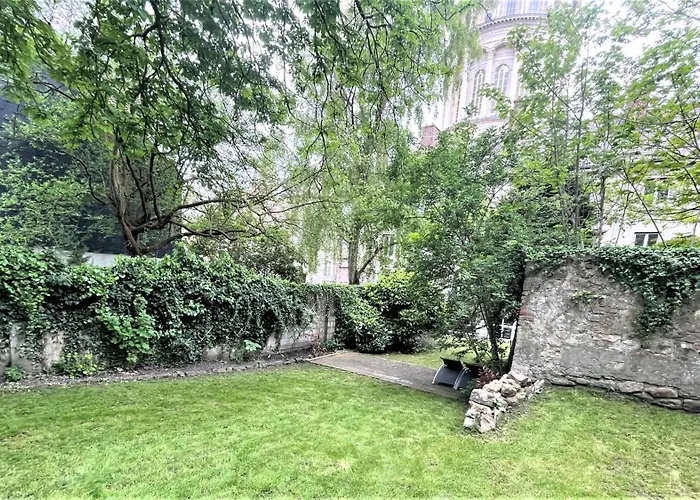 Au Jardin De La Basilique