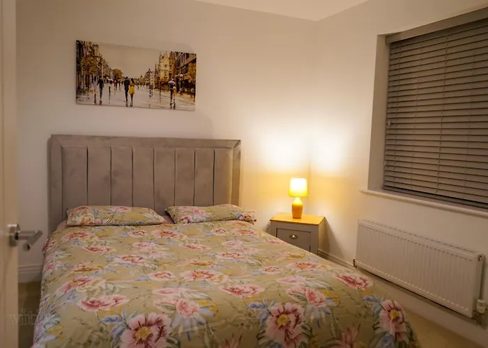 A1M Hampton Height New Entire 4Bed House Pe7 8Sn