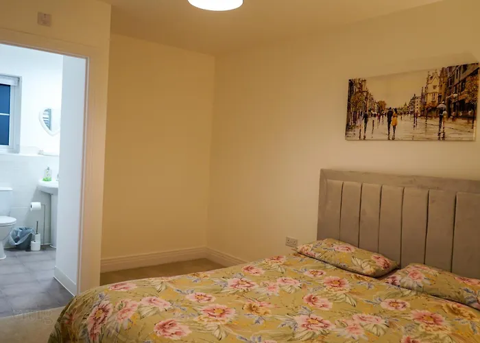 A1M Hampton Height New Entire 4Bed House Pe7 8Sn