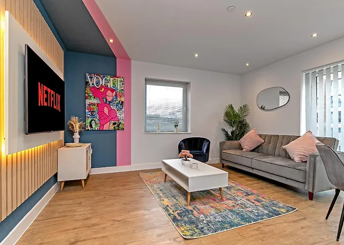 Superior Airport Suite, Free Parking, Stylish, Balcony, Two Bathrooms, Close To Airport, Station & Centre