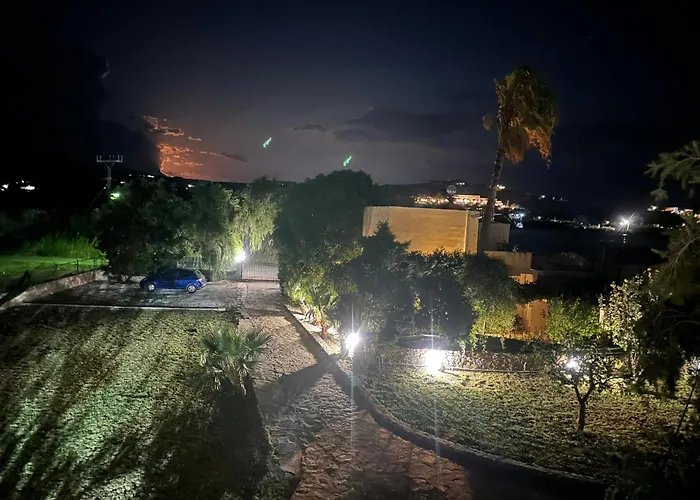 Villa Komorebi, The Private 3Br Grand Estate - 2500M2 Garden - Walk To Beach & Town