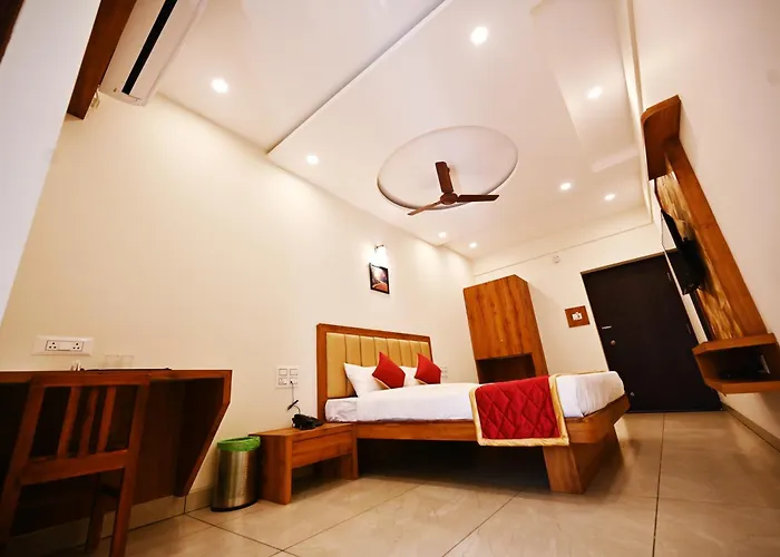 Hotel Rays Inn Boarding & Lodging