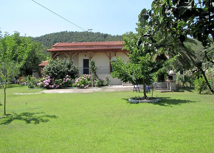 House In Vourvourou With Big Garden For 5 Persons.