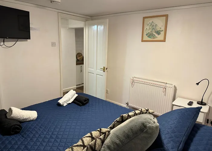 Central Cheltenham, Self Contained Flat, Sleeps 4, Private Basement Flat With Full Kitchen, Ideal For Shopping, Races, Festivals Or Short City Breaks, Free Parking Available By Reservation Only, Evcharger