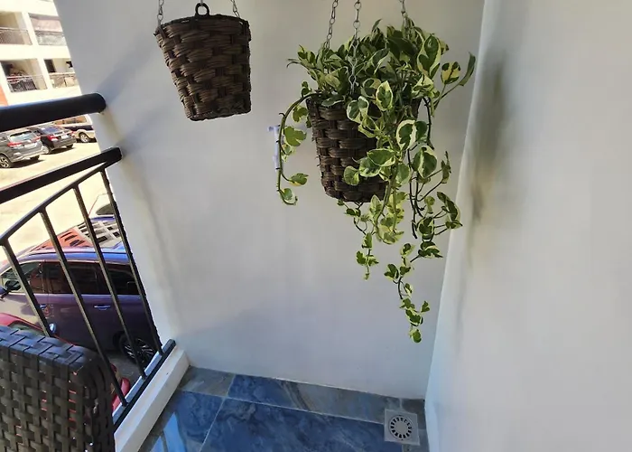 Condo Azur Suites B207 Near Airport, Netflix, Stylish, Cozy With Swimming Pool
