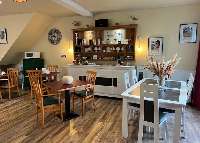 Hotel Le Crist Al, Front De Mer, Chambres Climatisees Et Son Studio Non Climatise, Proche Du Centre Ville