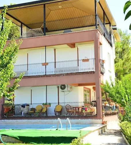 Ormanin Icinde Genis Havuzlu Triplex Villa