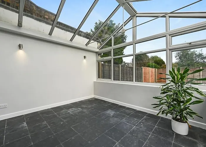 Entire 2 Bed Flat With Private Garden, Minutes Walk To Elizabeth Line