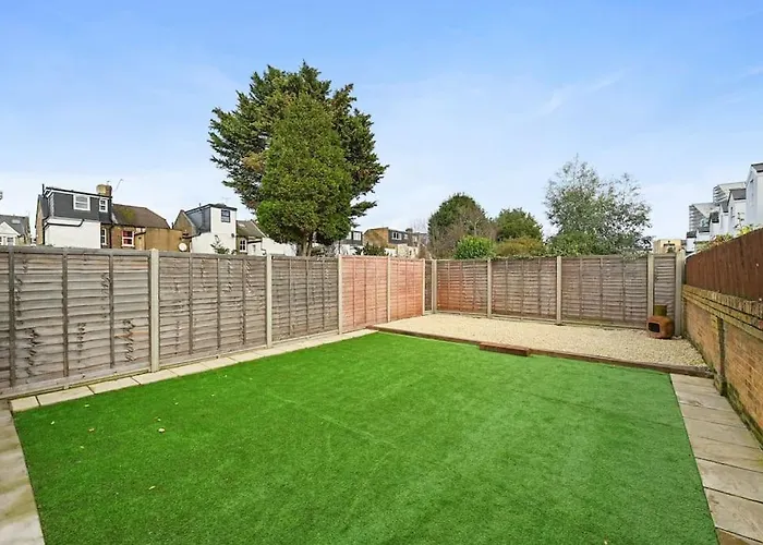 Entire 2 Bed Flat With Private Garden, Minutes Walk To Elizabeth Line
