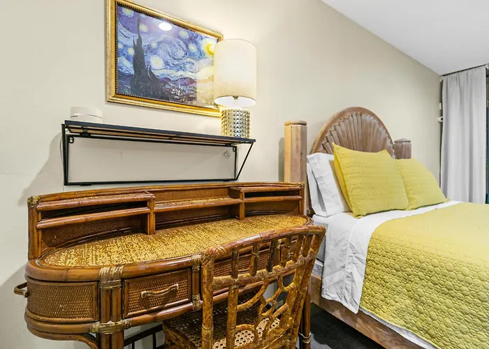 Mile To Beach! Tiki Master Suite