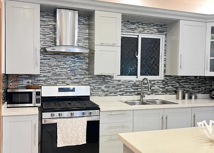 5 Star Villa Minutes From Airport And Beaches