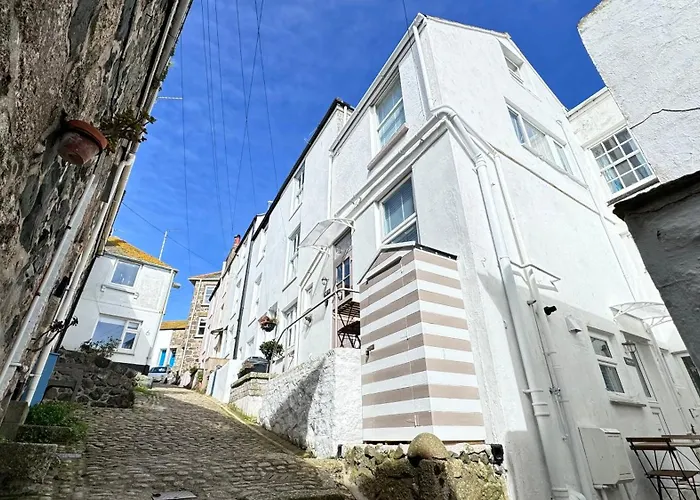 Smugglers Hideaway: Charming Fisherman's Cottage with Harbour View