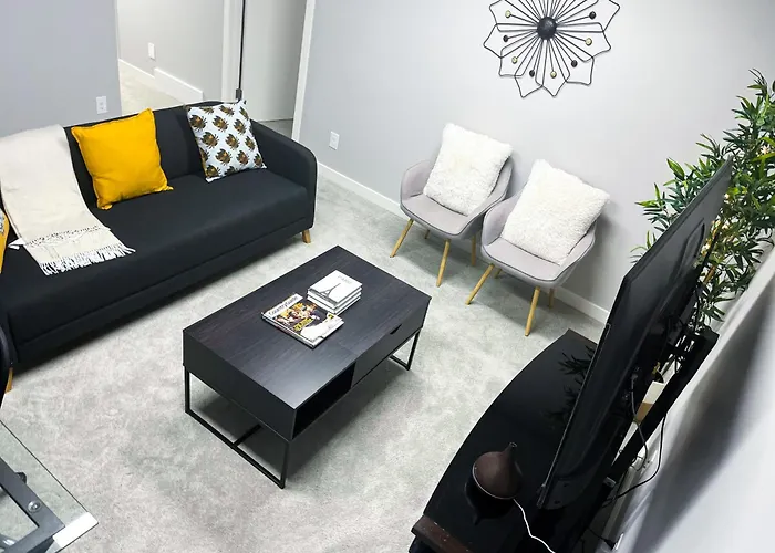 Stylish Basement Suite With Modern Comforts