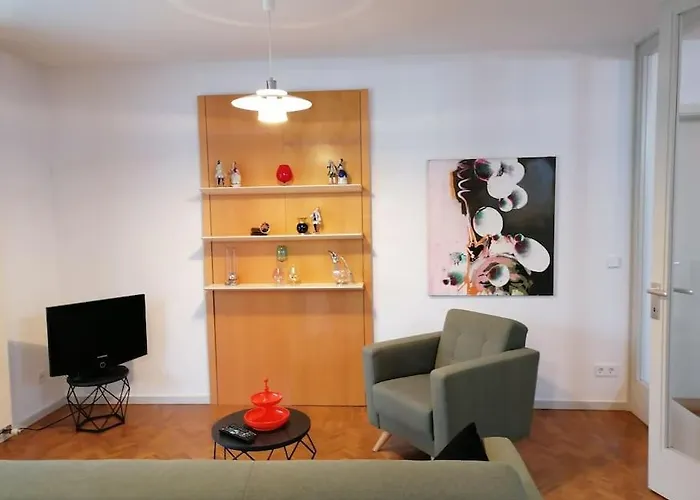 Exklusive Wohnung In Architekten Villa, Naehe Theater