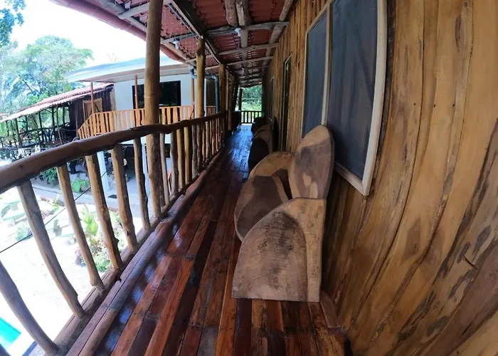 Tree House Samanea Lodge