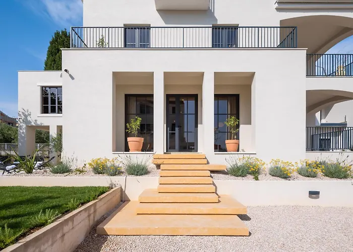 Villa Medici Dalmatia I Five En-Suite Bedrooms With Heated Pool, Sauna And Cinema I 1 Minute From The Beach