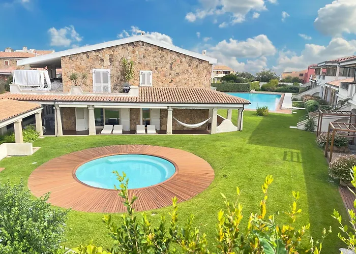 LIKE at HOME n 12 Poolside Garden Apartment