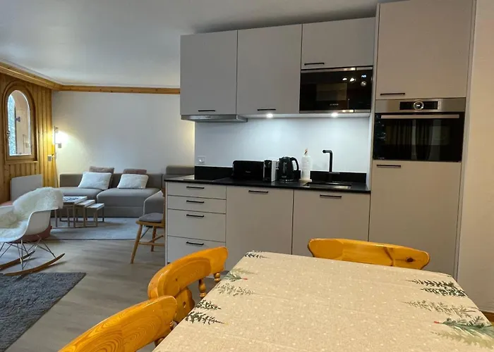 Meribel Centre La Chaudanne, Real Ski In And Out Right On Main Central Slopes, 3 Bedrooms 2 Bathrooms, Newly Renovated, Chalet L'Eperviere