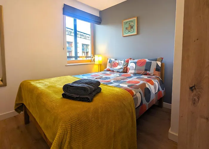Stunning Coventry City Centre Apartment - Free Parking