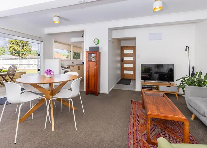 2 Bedroom Home Away From Home Near Cbd & Private Parking