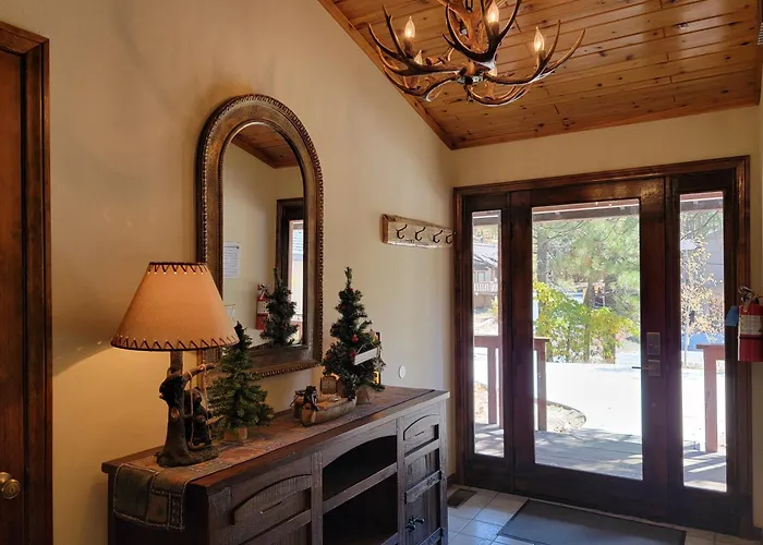 Four Seasons Getaway-Private Hot Spa With Pine Tree Views-Walk To Village And Pineknot Trailhead-Plus King Bed!