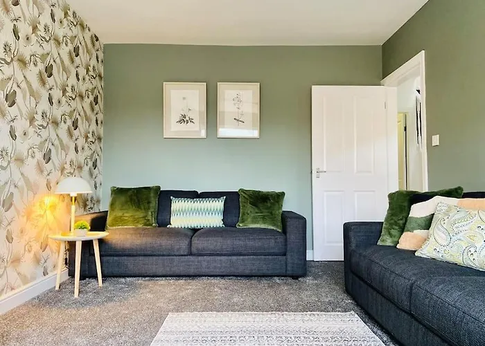Usnooz I Charming 4-Bed Halifax Home With Garden