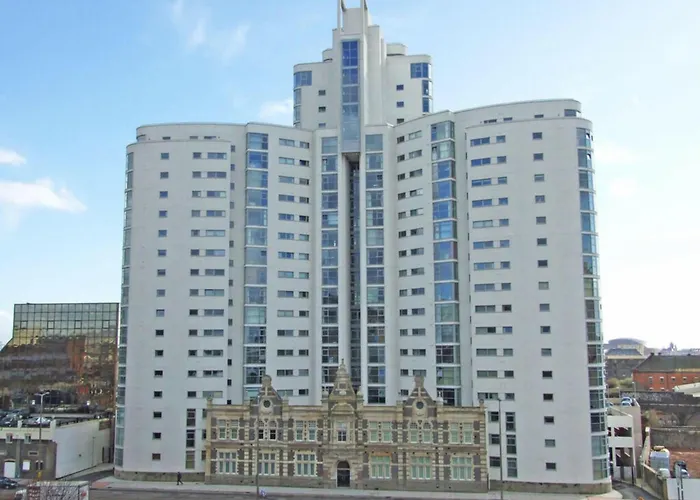 Stunning Spacious City Apartment With Free Parking