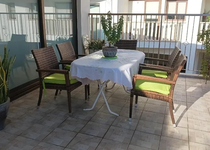 Extremely Comfy Apt With Spacious Private Terrace 10Min Walk To The Beach & In Town