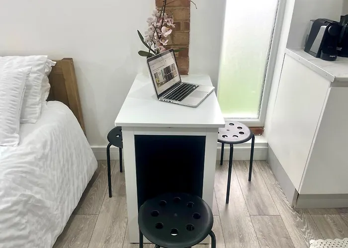 Great Studio Near Luton Airport - Super Host 3 Years Running!
