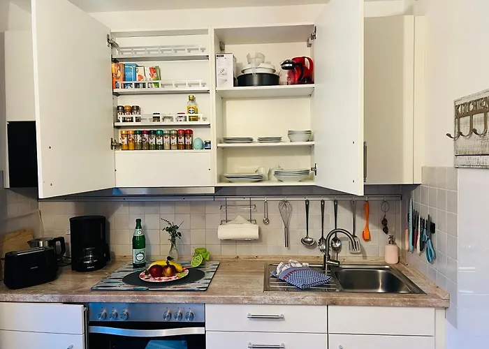 Solund: Sonnige Ferienwohnung mit Garten nahe Ostsee